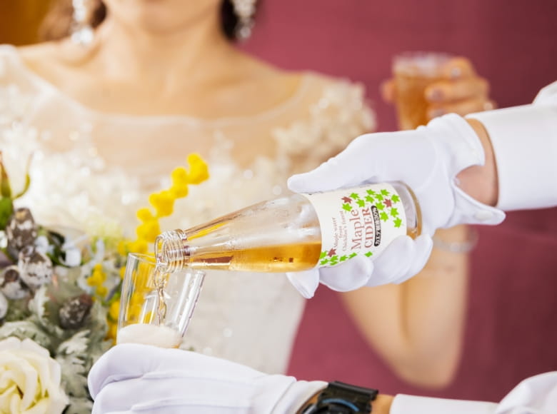 ワインがグラスに注がれている写真