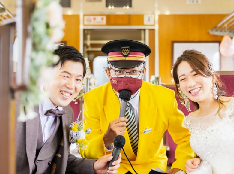 ものまね芸人と新郎新婦が笑っている写真