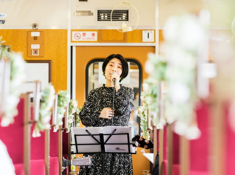 生演奏で女性が歌っている写真