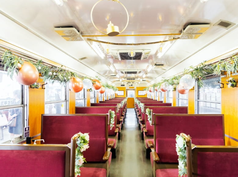 装飾されたSL車内の写真