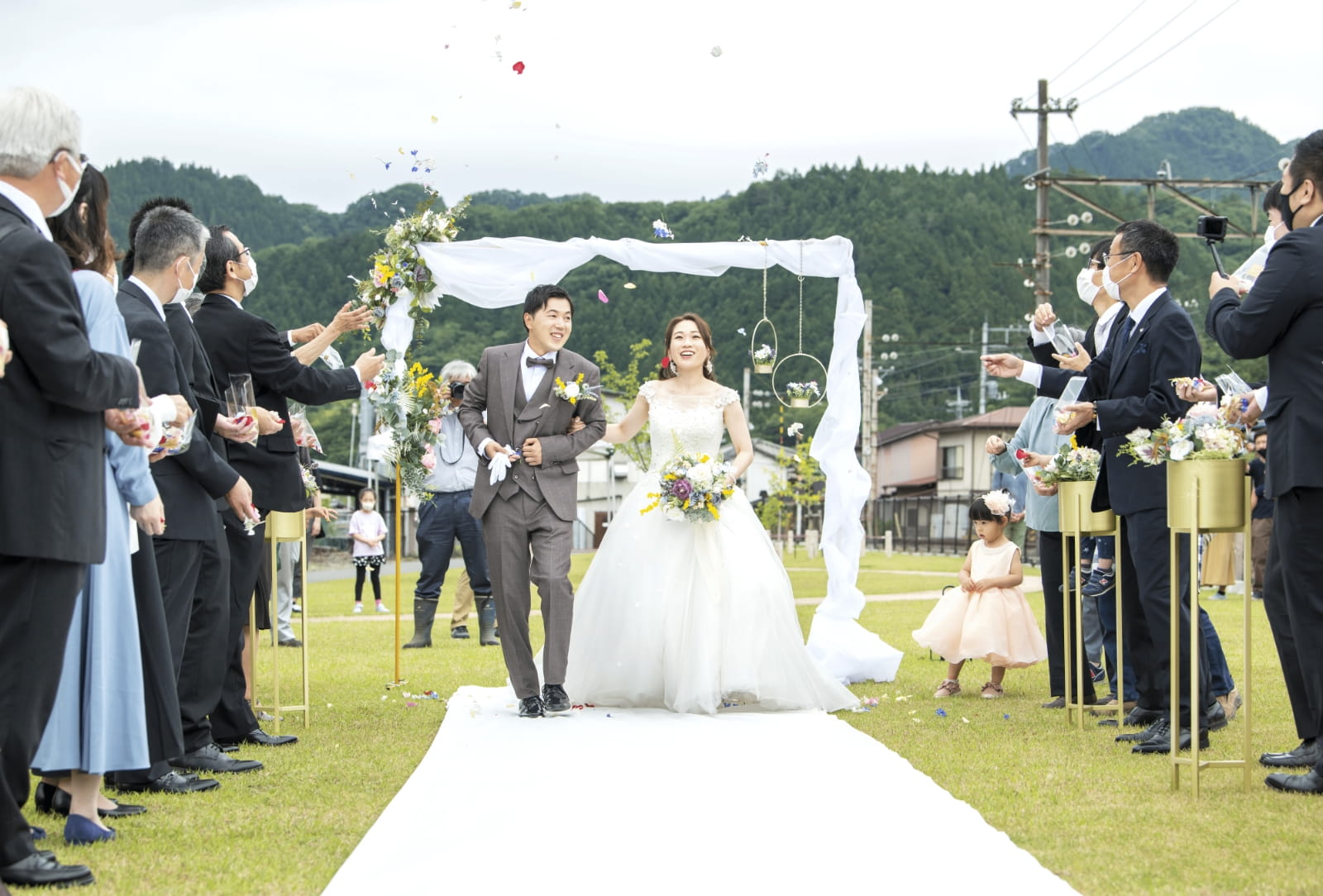 バージンロードを歩く新郎新婦の写真