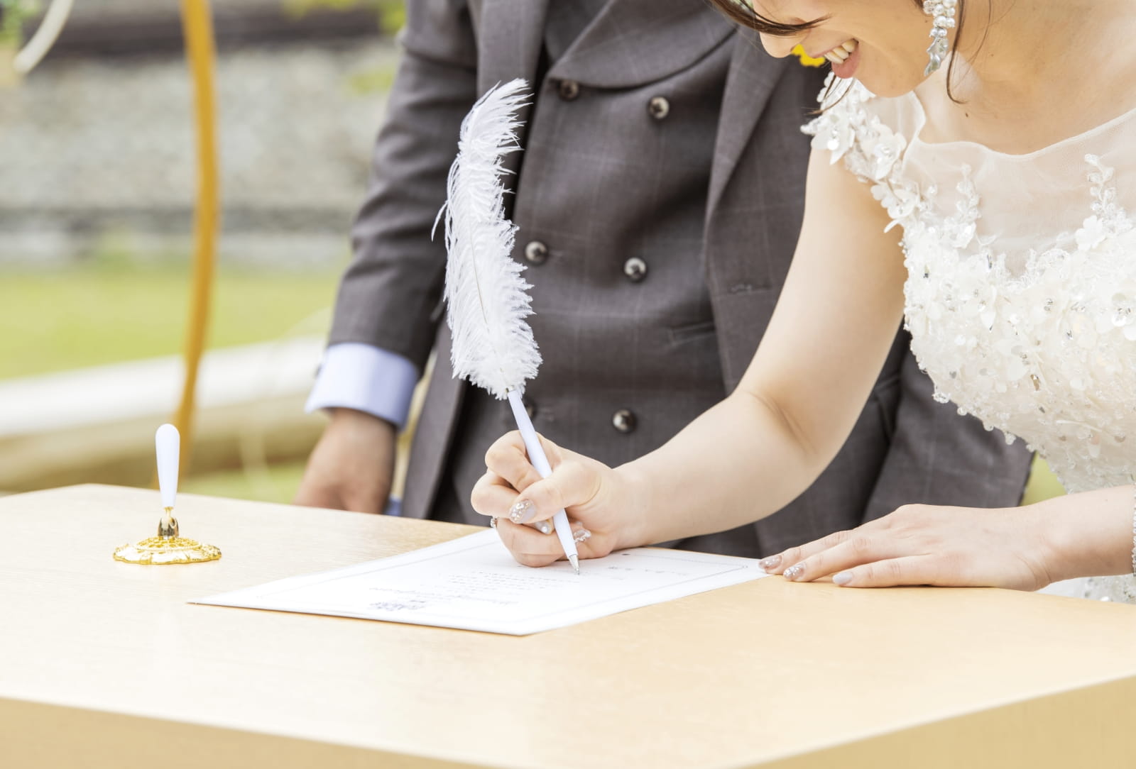 誓約書を書く新郎新婦の写真