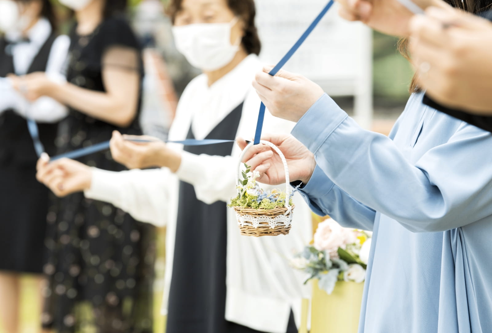 ロープを持つ来場者の写真