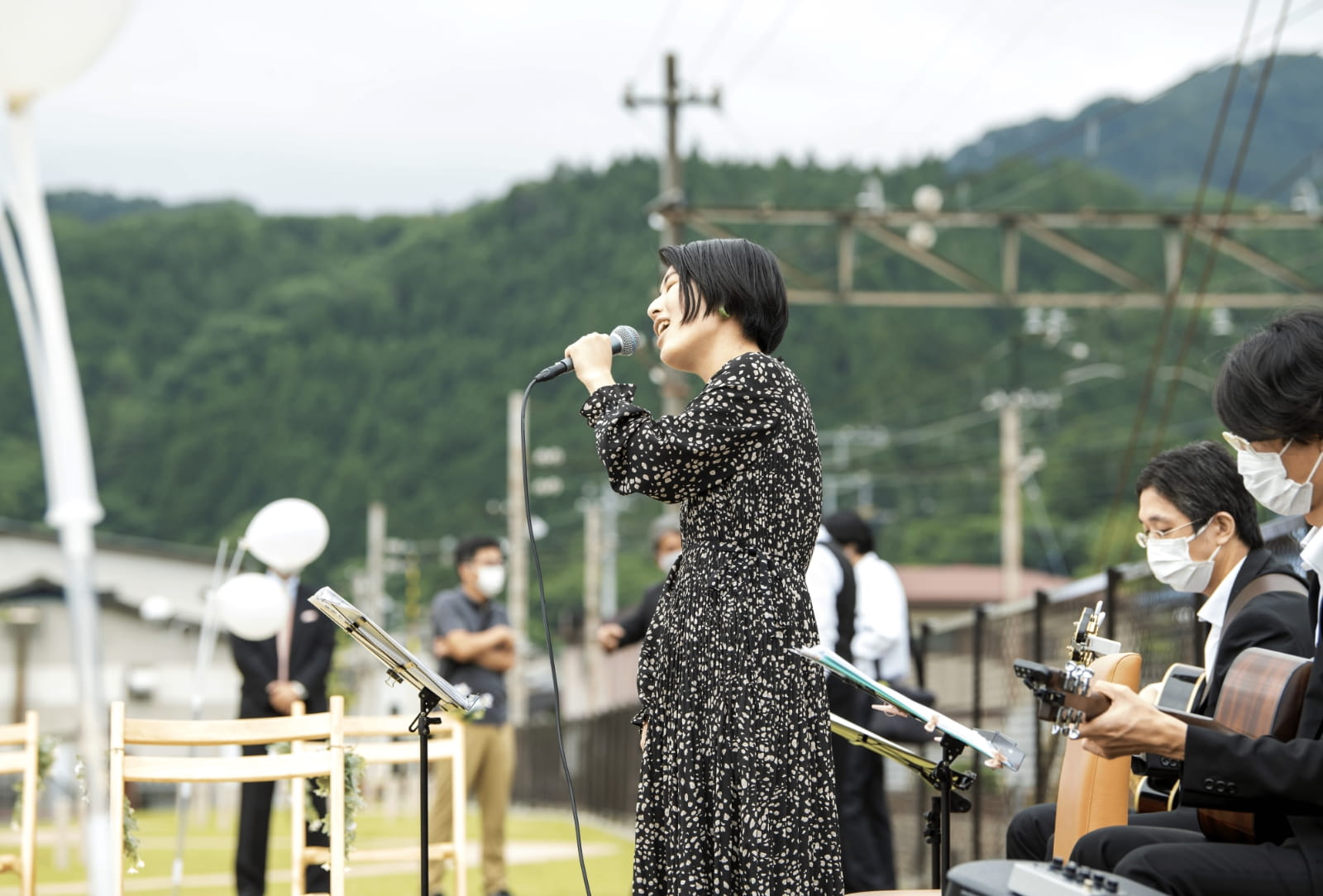 生演奏で女性が歌っている写真