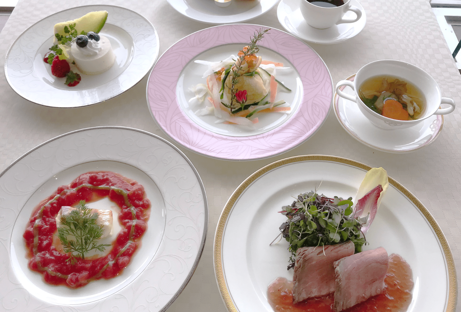 豪華な料理が並んでいる写真