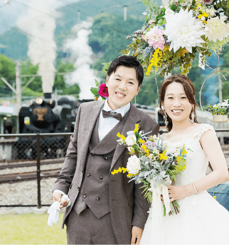 笑っている新郎新婦