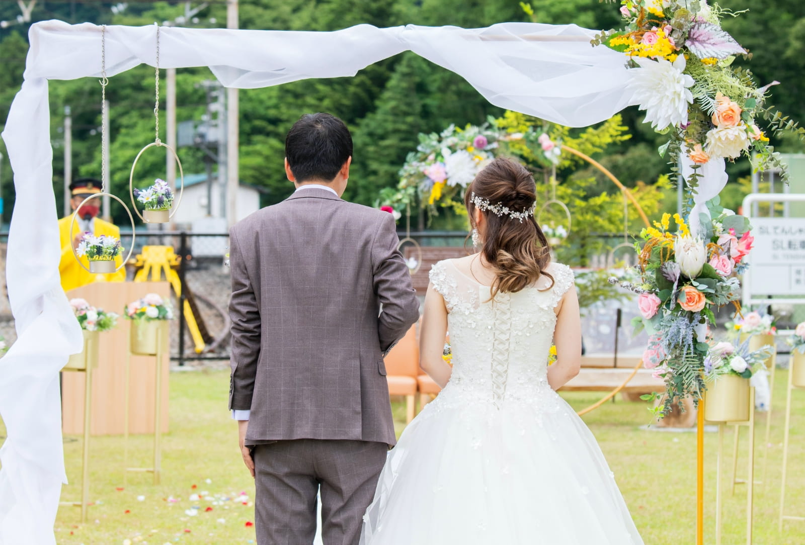 挙式場で横に並ぶ新郎新婦の写真