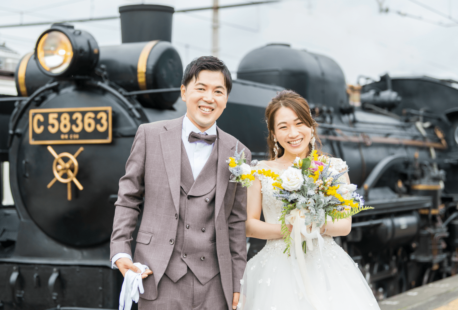 SLパレオエクスプレスの前で笑っている新郎新婦の写真