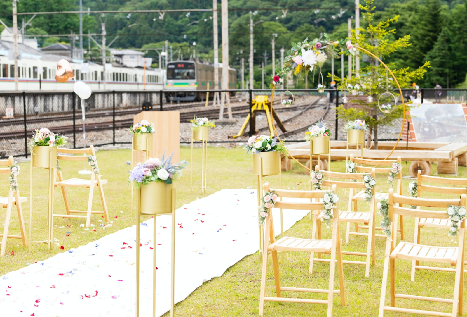 電車が見える挙式場の写真