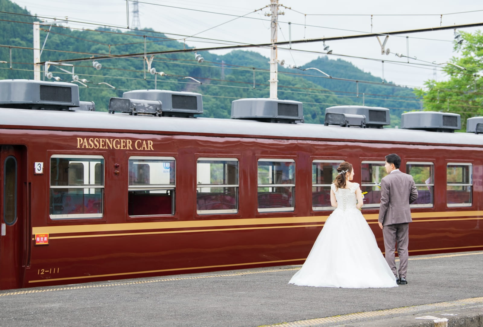 新郎新婦がSLパレオエクスプレスを見ている写真